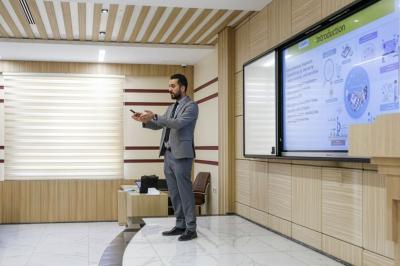 جامعة الكفيل تنظم محاضرة عن الذكاء الاصطناعي في علم الأحياء المجهرية السريرية