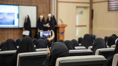 جامعة الكفيل تنظم مناظرة علمية لعدد من طالبات المدارس الإعدادية