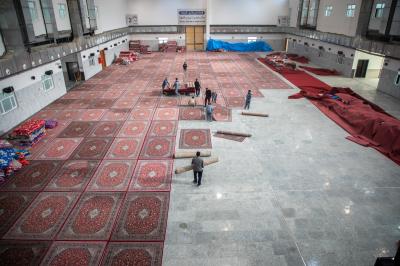 قسم الصناعات يباشر تجهيز منصة حفل تخرج طلبة الجامعات في مجمّع أبي الفضل العباس (عليه السلام)