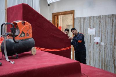 قسم الصناعات يباشر تجهيز منصة حفل تخرج طلبة الجامعات في مجمّع أبي الفضل العباس (عليه السلام)