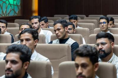 قسم العلاقات العامة يعقد اجتماعًا لمناقشة تنظيم مشاركة الطلبة في حفل التخرج المركزي السادس