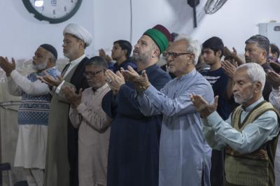 وفدُ العتبةِ العبّاسيّة المقدسة يُقيم صلاةَ الجماعة في مسجد الإمام الهادي (عليه السلام) بباكستان
