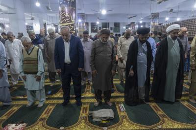 وفدُ العتبةِ العبّاسيّة المقدسة يُقيم صلاةَ الجماعة في مسجد الإمام الهادي (عليه السلام) بباكستان