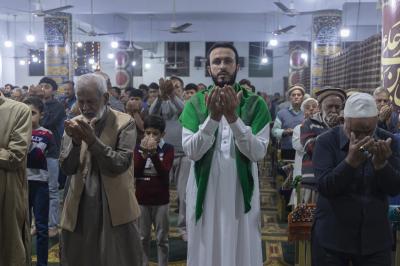 وفدُ العتبةِ العبّاسيّة المقدسة يُقيم صلاةَ الجماعة في مسجد الإمام الهادي (عليه السلام) بباكستان
