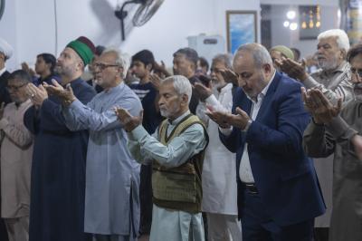 وفدُ العتبةِ العبّاسيّة المقدسة يُقيم صلاةَ الجماعة في مسجد الإمام الهادي (عليه السلام) بباكستان