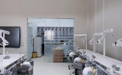 جامعة العميد تستقبل طلبة المراحل الأولى المقبولين ضمن كلياتها للعام الدراسي الجديد