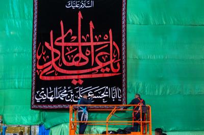 العتبة العباسية المقدسة تنشر لافتات السواد بذكرى شهادة الإمام الهادي (عليه السلام)