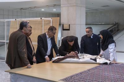 وفد متحف الكفيل يطّلع على تقنيات صيانة السجاد التراثي وخزنه في العتبة الرضوية المقدسة