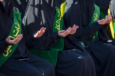 الطالبات المشاركات في حفل التخرج المركزي يؤدين مراسم زيارة الإمام الحسين وأخيه أبي الفضل العباس (عليهما السلام)