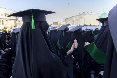 الطالبات المشاركات في حفل التخرج المركزي يؤدين مراسم زيارة الإمام الحسين وأخيه أبي الفضل العباس (عليهما السلام)