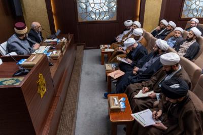 باحث يستعرض كتاب (مجالس طريق الحق) بوصفه تقريرًا لمحاضرات الأخلاق للسيد المجاهد