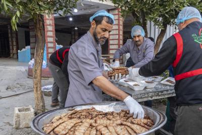 مع بلوغ الزيارة ذروتها.. قسم المضيف يضاعف وجبات الطعام المقدمة للزائرين