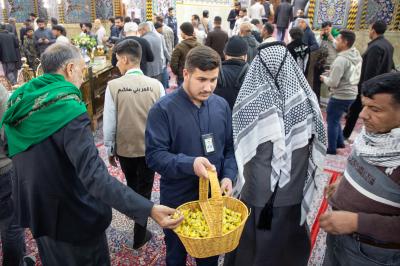 ملاكات قسم رعاية الصحن تستقبل الزائرين بالورد والحلوى بذكرى ولادة الإمام المهدي (عجّل الله فرجه)