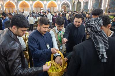 ملاكات قسم رعاية الصحن تستقبل الزائرين بالورد والحلوى بذكرى ولادة الإمام المهدي (عجّل الله فرجه)
