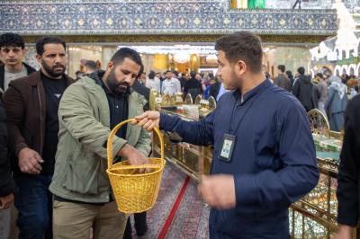 ملاكات قسم رعاية الصحن تستقبل الزائرين بالورد والحلوى بذكرى ولادة الإمام المهدي (عجّل الله فرجه)