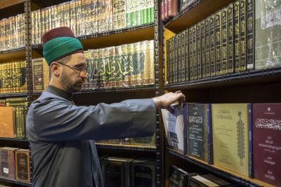 العتبة العباسية المقدسة تعرض أكثر من 670 إصدارًا في جناحها بمهرجان عين الحياة الرابع