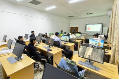 قسم الشؤون الفكرية ينظم دورة عن إعداد العروض التقديمية لطلبة المدارس في ذي قار