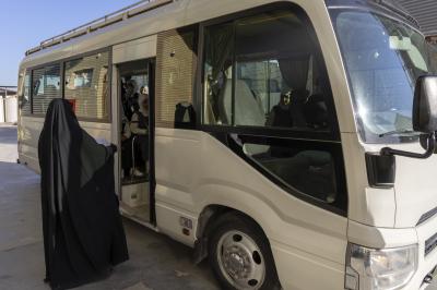 بدء توافد التلميذات المشاركات في فعاليات حفل التكليف المركزي الثامن ضمن مشروع الورود الفاطمية