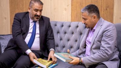 قسم شؤون المعارف يقدم إصداراته المعرفية لمكتبات الديوانية والمثنى