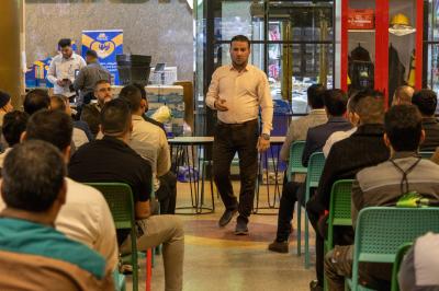 مركز العفاف للتسوق يقيم دورة تدريبية لملاكاته حول إجراءات السلامة المهنية والتعامل مع الحرائق
