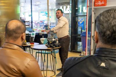 مركز العفاف للتسوق يقيم دورة تدريبية لملاكاته حول إجراءات السلامة المهنية والتعامل مع الحرائق