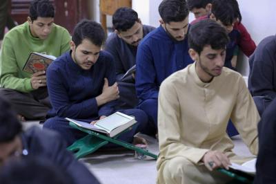 المجمَع العلمي يقيم ختمة قرآنية رمضانية لطلبة الأقسام الداخلية في جامعة كربلاء