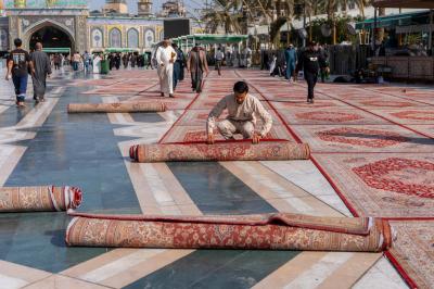 خدمةً للزائرين.. قسم بين الحرمين يفرش أكثر من 1500 سجادة في الساحة الوسطية والشوارع المحيطة بها