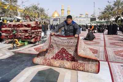 خدمةً للزائرين.. قسم بين الحرمين يفرش أكثر من 1500 سجادة في الساحة الوسطية والشوارع المحيطة بها