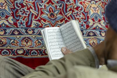 الزائرون يؤدون مراسم قراءة دعاء الندبة في صحن مرقد أبي الفضل العباس (عليه السلام)