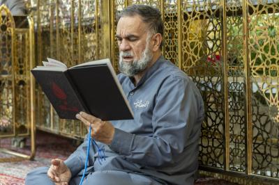 الزائرون يؤدون مراسم قراءة دعاء الندبة في صحن مرقد أبي الفضل العباس (عليه السلام)