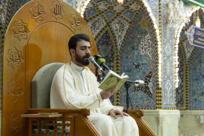 الزائرون يؤدون مراسم قراءة دعاء الندبة في صحن مرقد أبي الفضل العباس (عليه السلام)