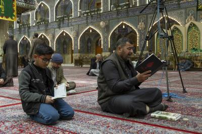الزائرون يؤدون مراسم قراءة دعاء الندبة في صحن مرقد أبي الفضل العباس (عليه السلام)