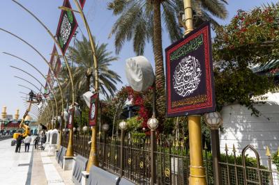 قسم بين الحرمين ينشر لافتات الحزن والسواد بذكرى شهادة الإمام علي (عليه السلام)