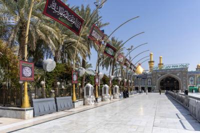 قسم بين الحرمين ينشر لافتات الحزن والسواد بذكرى شهادة الإمام علي (عليه السلام)