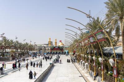 قسم بين الحرمين ينشر لافتات الحزن والسواد بذكرى شهادة الإمام علي (عليه السلام)