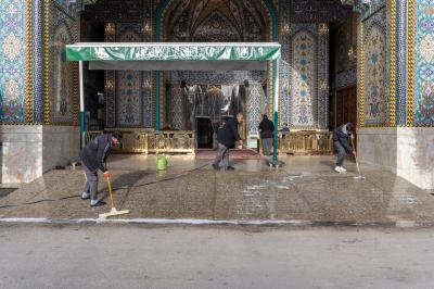 قسم الشؤون الخدمية يستنفر جهوده في تنظيف محيط مرقد أبي الفضل العباس (عليه السلام) وغسله