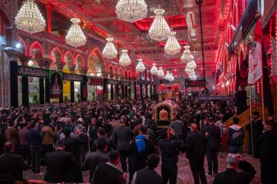 مواكب العزاء الكربلائية تحيي ذكرى شهادة أمير المؤمنين (عليه السلام) عند العتبتين المقدستين