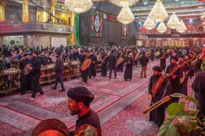 مواكب العزاء الكربلائية تحيي ذكرى شهادة أمير المؤمنين (عليه السلام) عند العتبتين المقدستين