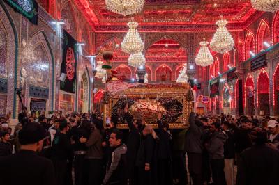 مواكب العزاء الكربلائية تحيي ذكرى شهادة أمير المؤمنين (عليه السلام) عند العتبتين المقدستين