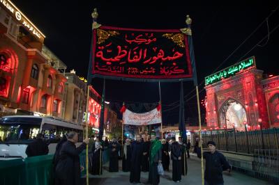 مواكب العزاء الكربلائية تحيي ذكرى شهادة أمير المؤمنين (عليه السلام) عند العتبتين المقدستين