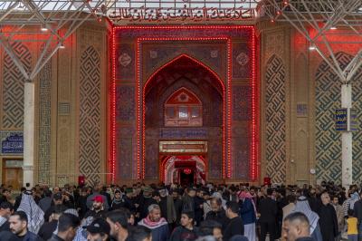 الزائرون يحيون ذكرى شهادة أمير المؤمنين (عليه السلام) عند مرقده الطاهر