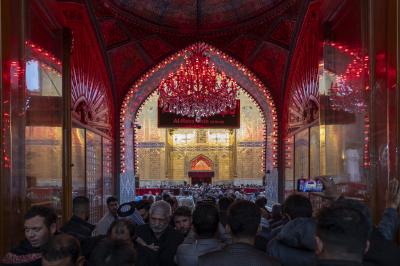 الزائرون يحيون ذكرى شهادة أمير المؤمنين (عليه السلام) عند مرقده الطاهر