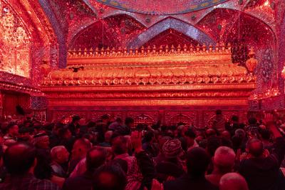الزائرون يحيون ذكرى شهادة أمير المؤمنين (عليه السلام) عند مرقده الطاهر