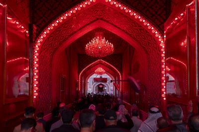 الزائرون يحيون ذكرى شهادة أمير المؤمنين (عليه السلام) عند مرقده الطاهر
