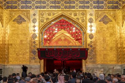 الزائرون يحيون ذكرى شهادة أمير المؤمنين (عليه السلام) عند مرقده الطاهر