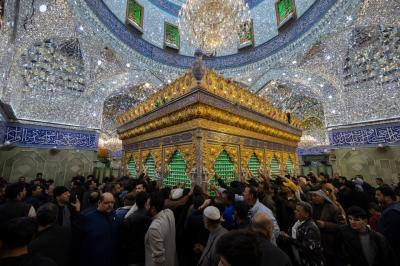 المؤمنون يحيون ليلة الجمعة عند مرقد أبي الفضل العباس (عليه السلام)