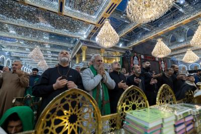 المؤمنون يحيون ليلة الجمعة عند مرقد أبي الفضل العباس (عليه السلام)