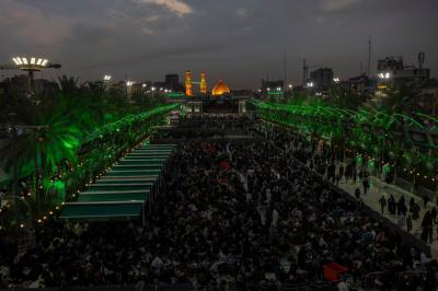 المؤمنون يحيون ليلة الجمعة عند مرقد أبي الفضل العباس (عليه السلام)