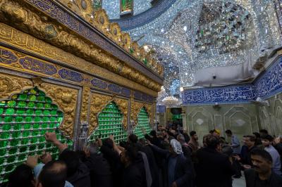 المؤمنون يحيون ليلة الجمعة عند مرقد أبي الفضل العباس (عليه السلام)