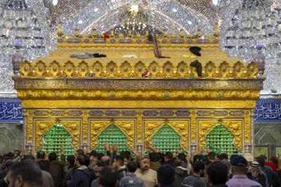 المؤمنون يحيون ليلة الجمعة عند مرقد أبي الفضل العباس (عليه السلام)